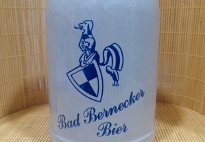Caneca de cerveja em grés da marca Bad Bernecker Bier, sendo aferida com capacidade 0,5 L
