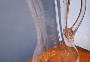 Trauliteira em vidro incolor lapidado de seis pés