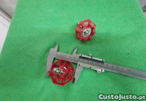 Puxadores metlicos.