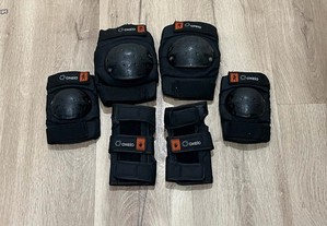conjunto de proteção de pulso/mãos, cotoveleiras, joelheiras para uso patins e skate