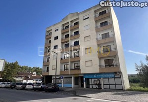 Apartamento T3 com 125m2 e duas frentes, prédio c/ elevador no centro da Mealhada