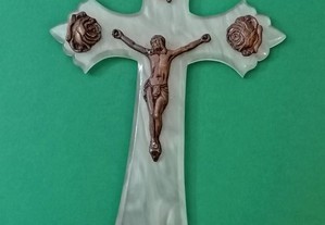 Crucifixo com Cristo e adereços em prata