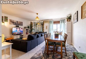 Apartamento T3 Espaçoso e Luminoso em Zona Tranquila de Sesimbra