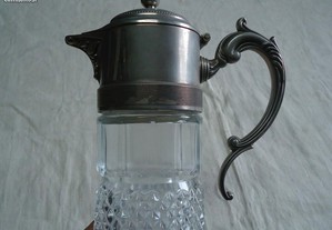 Jarro em vidro moldado com relevos pega em casquinha Inglesa Silver Plated