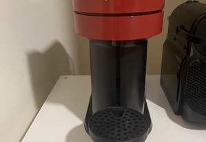 Máquina de café nespresso vertuo vermelha