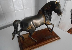 Estátua em bronze de cavalo