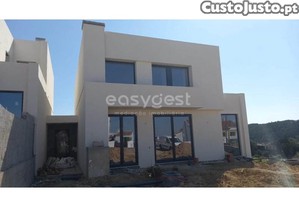 Moradia T4 Com Piscina Privativa, Garagem E...