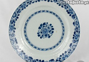Prato porcelana da China, com Flores e Decorao Anhua, perodo Qianlong sc. XVIII