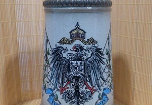 Bonita caneca de cerveja em loiça com tampa em metal tendo na decoração brasão de Deutschland