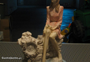 Estatueta Menina da Fonte.