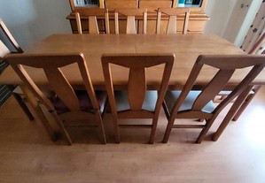 Mesa de sala de jantar com 8 cadeiras