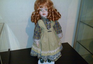 boneca de porcelana antiga (com cabelo ruivo)