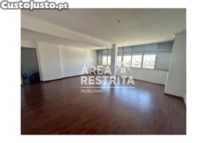 Apartamento T3 Transformado Em T2 Com 100 M2