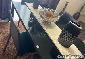 Mesa e cadeiras