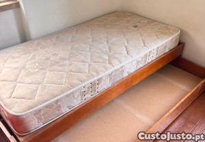 Cama individual de madeira. Com gavetão-cama e 1 colchão.