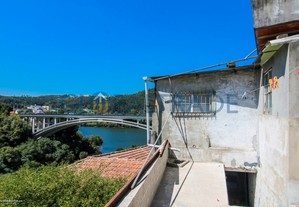 Moradia T3 + Espaço comercial - Junto ao Rio Douro - Foz do Sousa