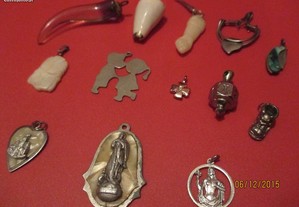 17 medalhas e amuletos para fios pendentes