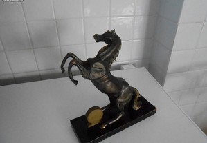 Estátua em bronze de cavalo empinado
