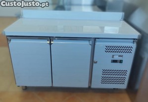 Bancada refrigerada ventilada com 2 portas e grupo (1360x600x850/950mm)