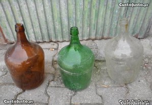Garrafões de vidro e garrafas