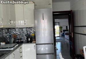 Espaoso T2 em Montijo com Luz Natural e Acesso Fcil