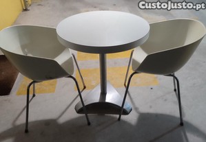 Mesa e 3 cadeiras