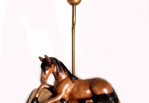 Base de candeeiro com imagem de cavalo pintada à mão - peça artesanal assinada.