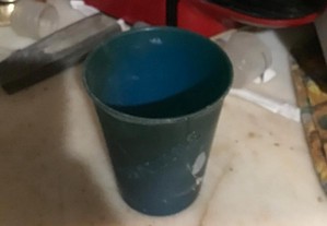 copo de plástico azul para exterior