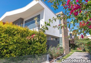 Excelente Moradia T4 apresenta espao exterior acolhedor com jardim e piscina em Carcavelos !
