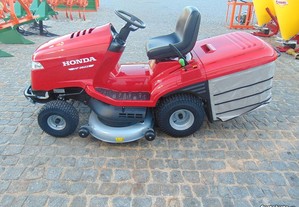 Trator de Cortar Relva Honda HF2622 HT com 122cm d