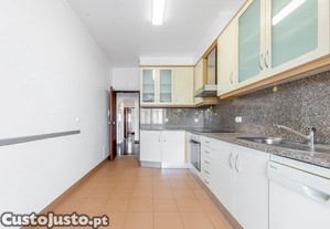 Apartamento T2 renovado metro Pontinha.