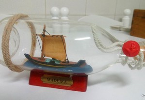 Garrafa com barco da Madeira embutido
