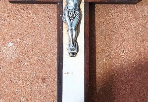 Crucifixo antigo com peanha