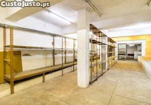 Loja Com 2 Pisos Na Rua Faria Guimarães, Porto...