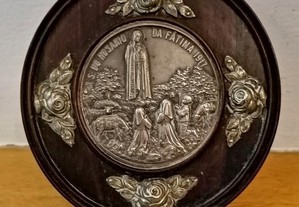 Placa circular em pau santo e prata N.S. Rosário da Fátima 1917