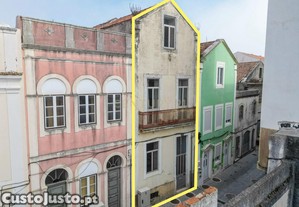 Edifcio em zona histria para remodelar.