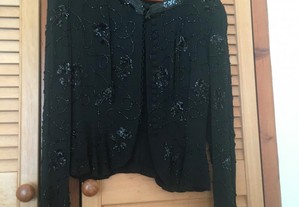 Casaquinha / jaqueta preta em crepe de seda bordada