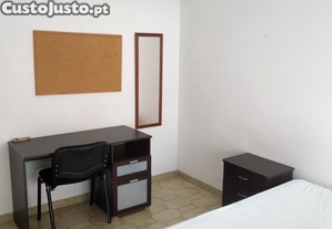 Quarto p/ Menina Estudante na Av. S Carneiro Bragana