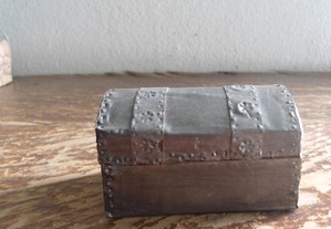 caixinha pequena antiga , madeira e metal
