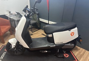 Scooter elétrica Yadea E8S