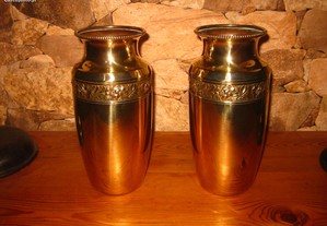 Antigo par de jarras Arte Nova em latão 1900s