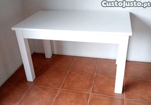 Mesa em madeira maciça branca