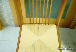 2 Cadeiras em madeira com assento de palha