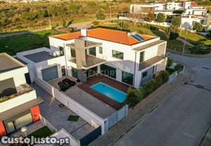 Viva o Luxo à Beira-Mar: Moradia Espetacular T5 com Piscina na Deslumbrante Ericeira!