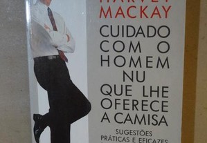 "Cuidado Com o Homem Nu Que Lhe Oferece a Camisa" de Harvey Mackay
