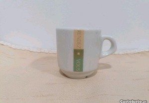 Chávena de café em loiça com publicidade do Hotel Altis