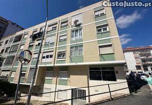 Apartamento T2 Remodelado em Sacavém   Excelente Localização!