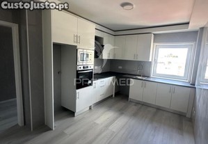 Apartamento t3 renovado com terraço e garagem em esgueira, aveiro