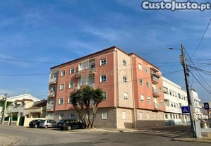 Apartamento T3, aos nível do 2° andar com elevador