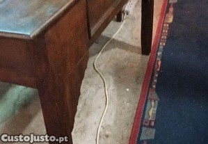 Mesa antiga Velharia